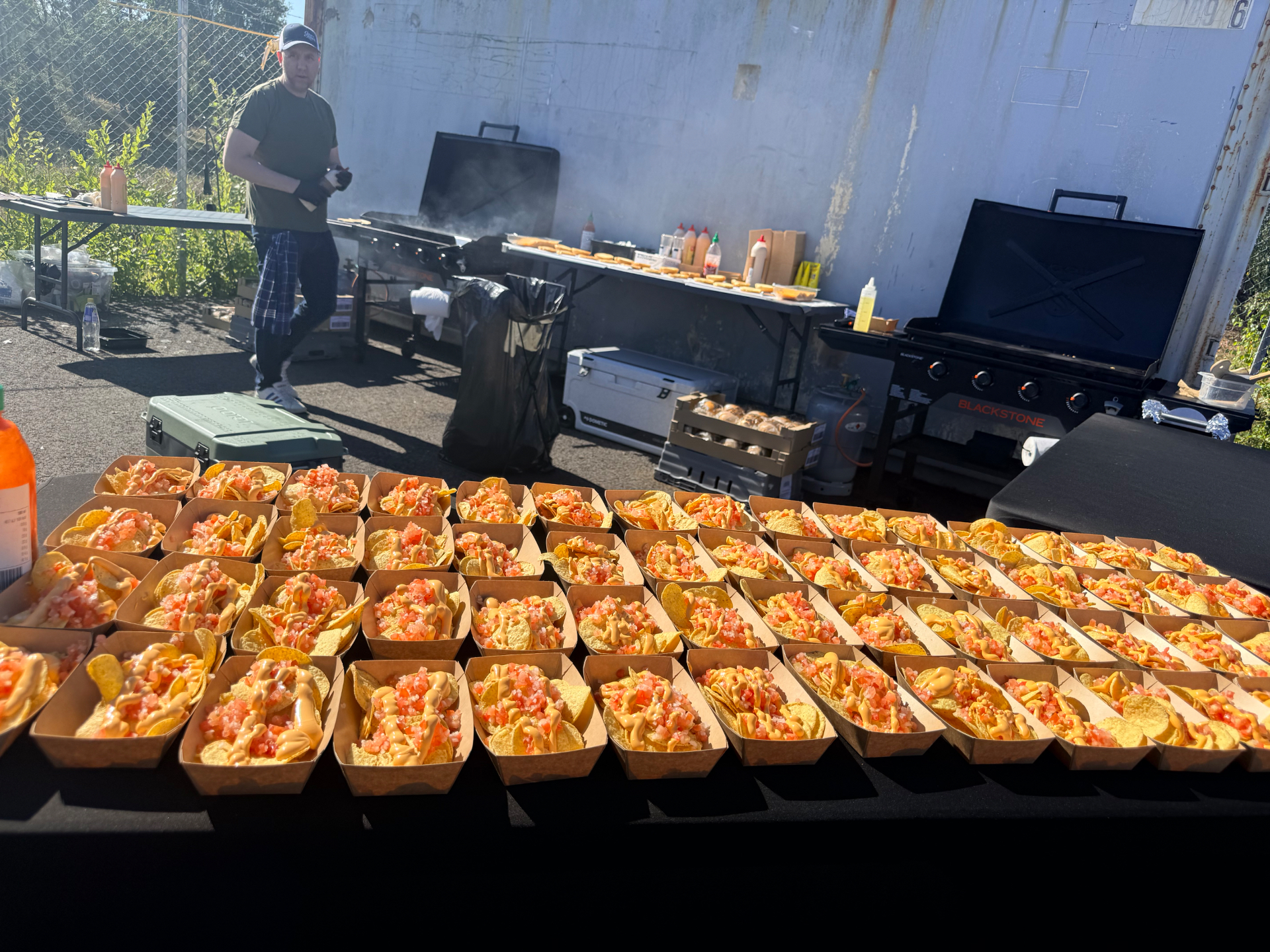Hundratals färdiga portioner uppradade framför stekborden under ett event